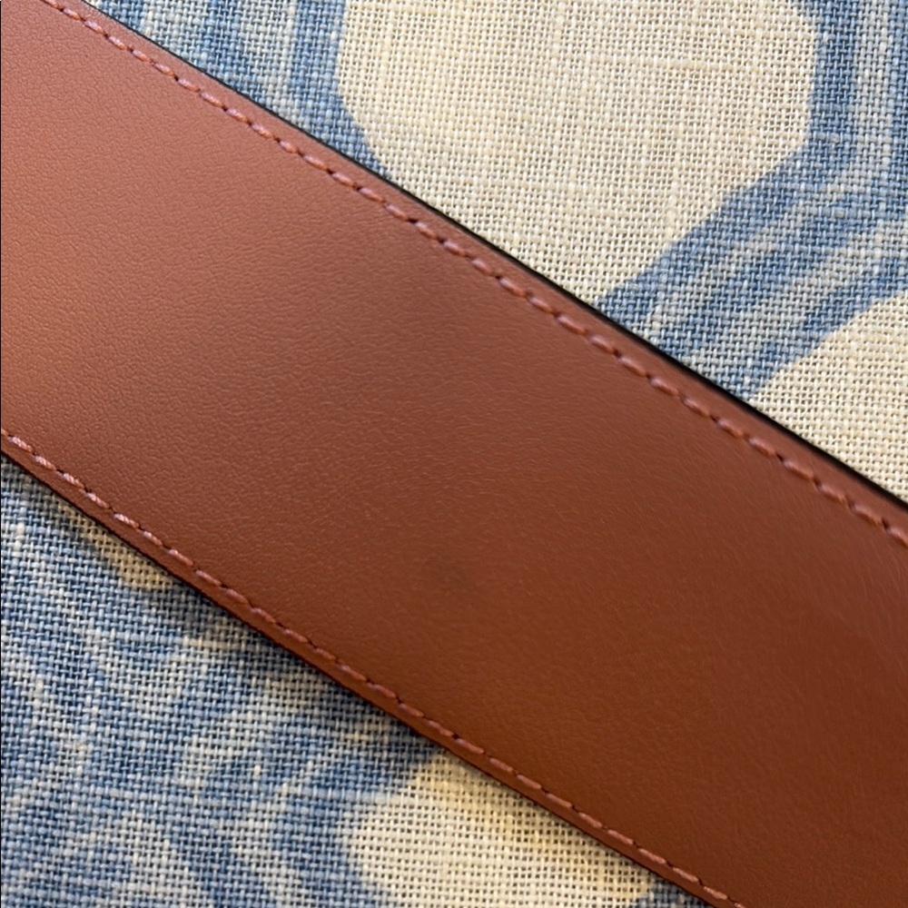 Gucci Blush Leather Belt with Shiny Gold Buckle - Picture 5 of 6